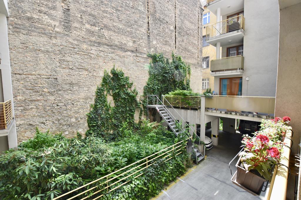 Central Studio Boulevard Budapest Exterior photo